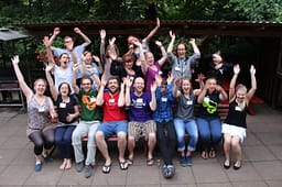 Eine Gruppe von Ehrenamtlichen von Colored Glasses