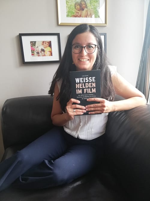 Lima mit dem ersten Exemplar ihres Buches "Weisse Helden im Film".